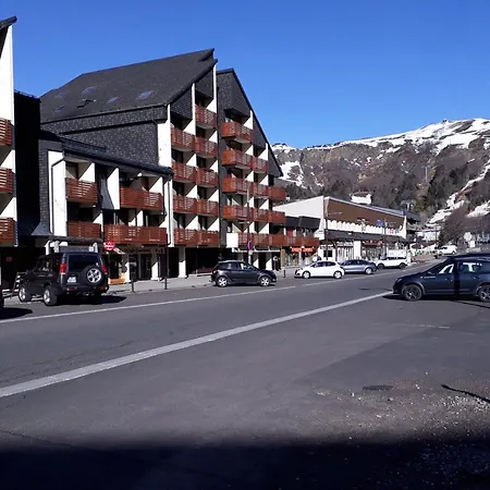 Situe En Plein Centre A Deux Pas Des Pistes. *